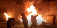 بالفيديو.. شبان يشعلون الإطارات في بلدة أبو ديس شرق القدس