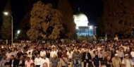 آلاف المواطنين يؤدون صلاة الفجر في باحات المسجد الأقصى
