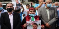 والدة الأسير ناصر أبو حميد تشرع بالإضراب عن الطعام