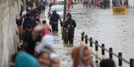 بالصور.. طلبة المدارس يواجهون صعوبة في المغادرة جراء غرق الشوارع بالأمطار