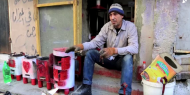 بالفيديو.. مواطن غزي يحول الخردة إلى مدافئ للتغلب على البرد وانقطاع الكهرباء