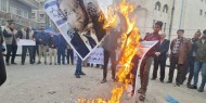 بالصور.. متظاهرون يحرقون صورا لقادة الاحتلال في خانيونس