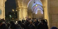 مظاهرة داخل المسجد الأقصى عقب صلاة المغرب احتجاجا على الاعتداء على المصلين