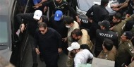 الشرطة الباكستانية تداهم منزل عمران خان وتعتقل العشرات من أنصاره