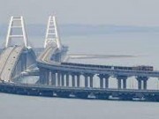 روسيا تعلق حركة السيارات على جسر القرم