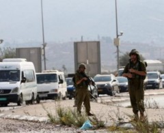 قوات الاحتلال تعتقل شابا أثناء مروره عبر حاجز بوابة عاطوف شرق طمون