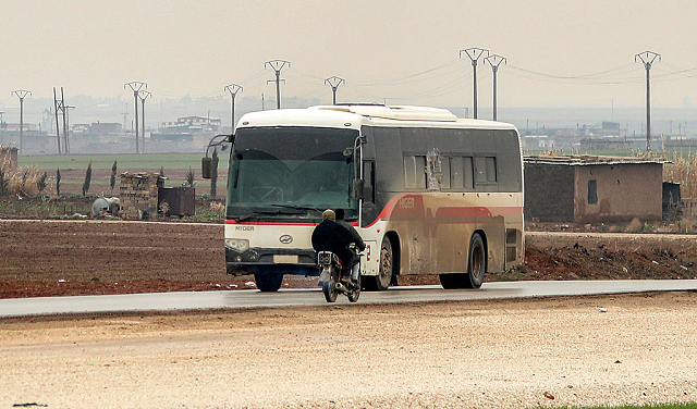 حافلة تحوي عناصر "داعش" في الطريق إلى العراق